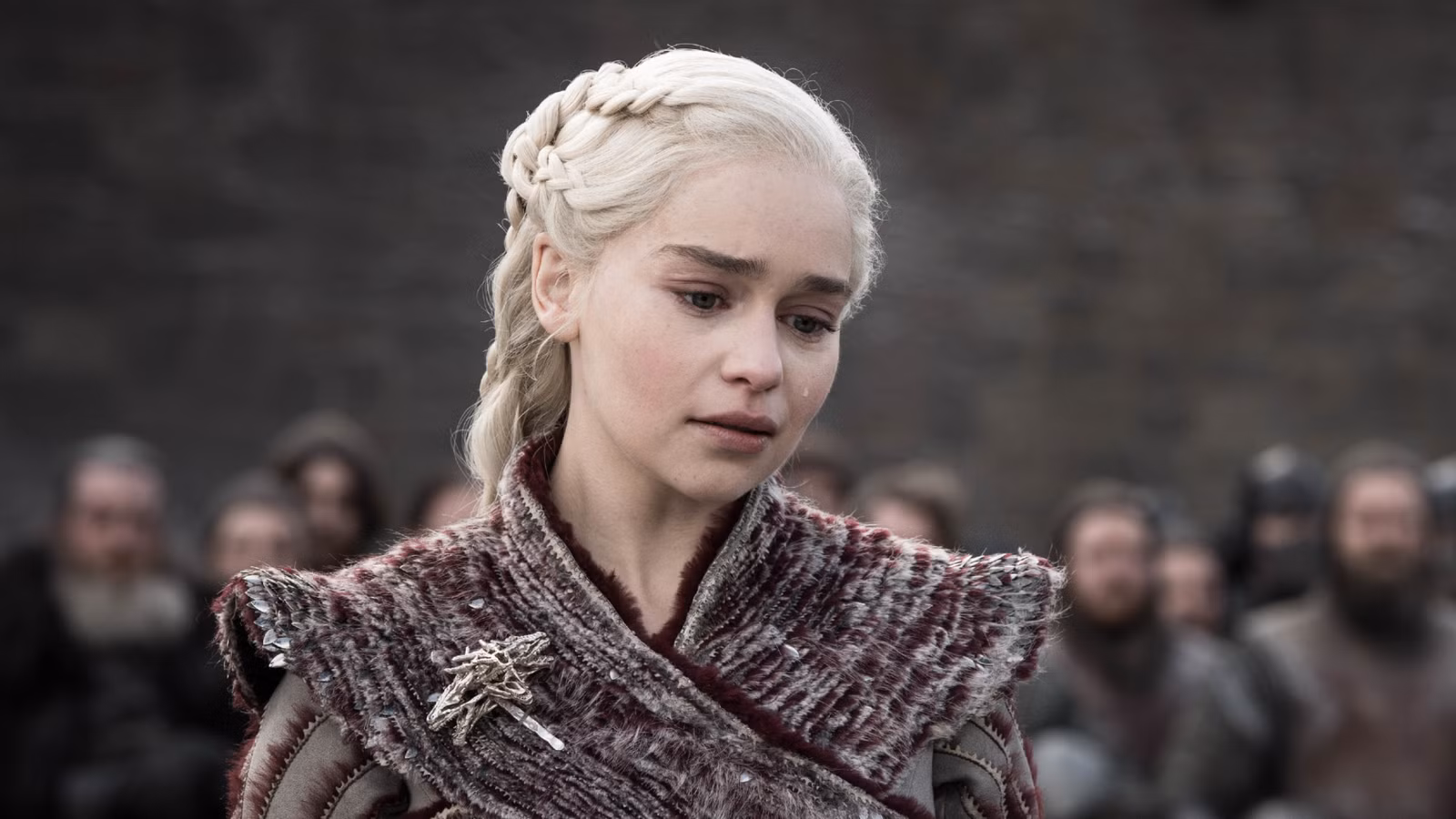 La aparición de Emilia Clarke en los Emmy revela una dura realidad para HOTD y el fin de una era para Daenerys