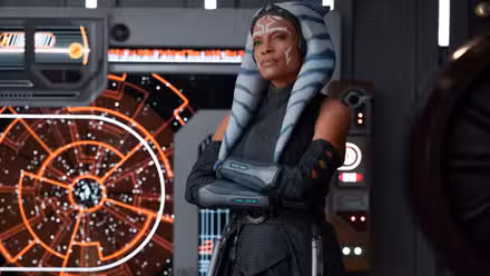 Rosario Dawson como Ahsoka cruzándose de brazos en la temporada 1 de Ahsoka