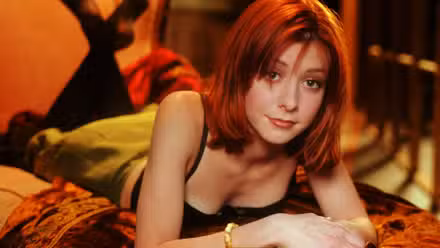 Alyson Hannigan como Willow Rosenberg en una foto promocional de la temporada 3 de Buffy the Vampire Slayer