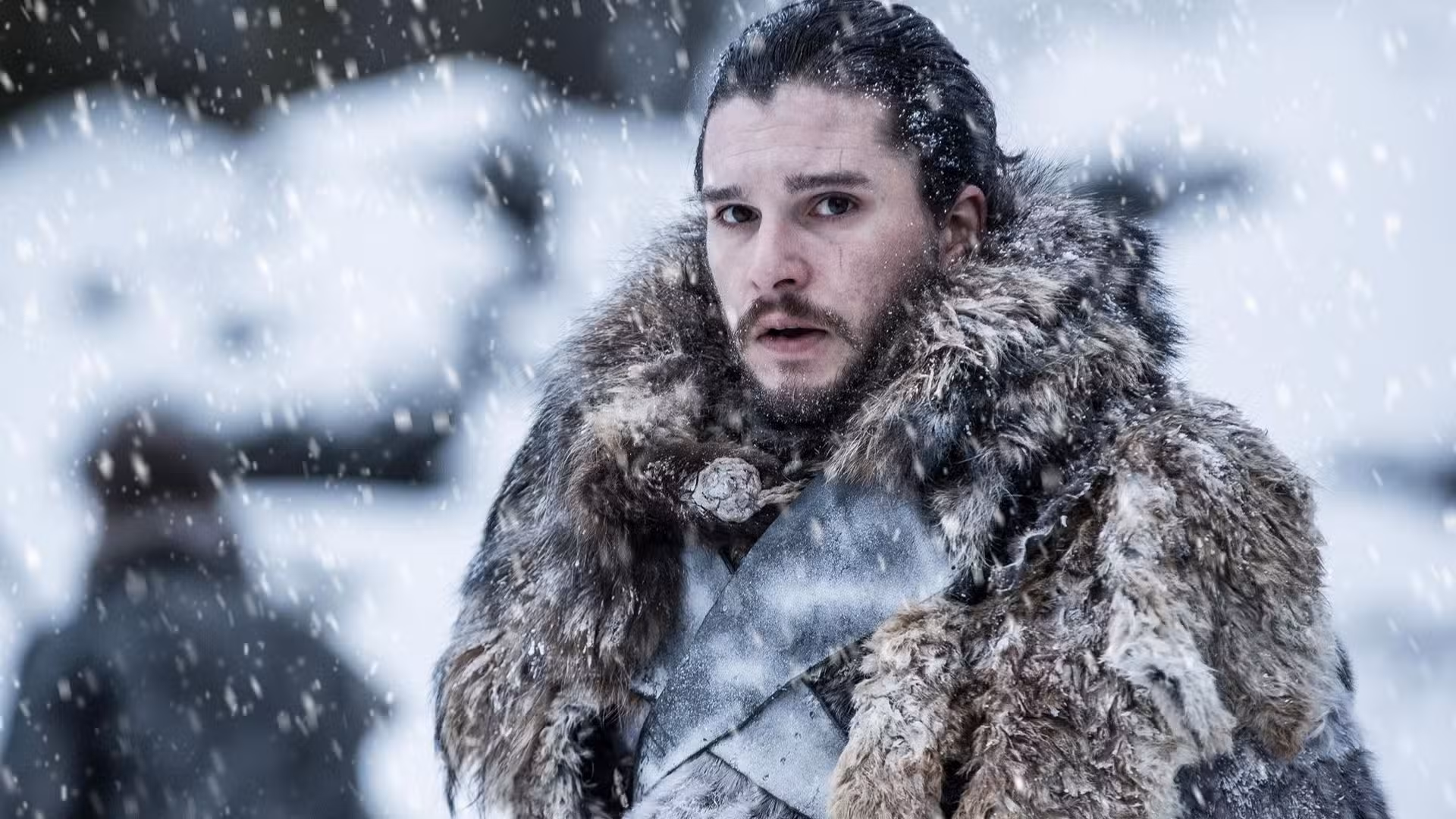 Jon Snow cubierto de nieve y pieles en Juego de Tronos