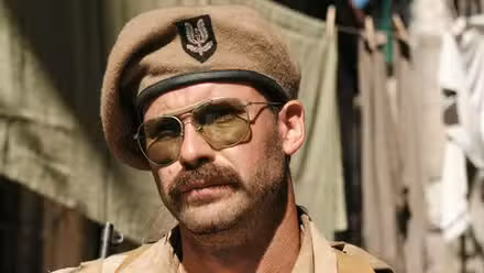 Jock McDiarmid (Mark Rowley) mirando algo en SAS Rogue Heroes.