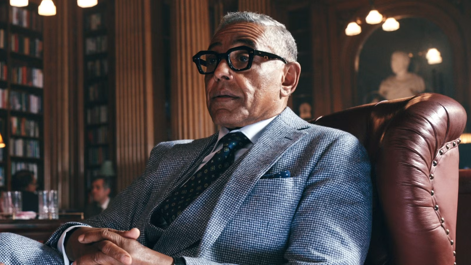 El drama criminal en dos partes de Guy Ritchie que domina Netflix es genial, pero la película es aún mejor