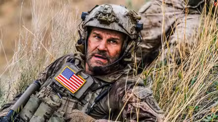 David Boreanaz parece preocupado como Jason Hayes en el equipo SEAL