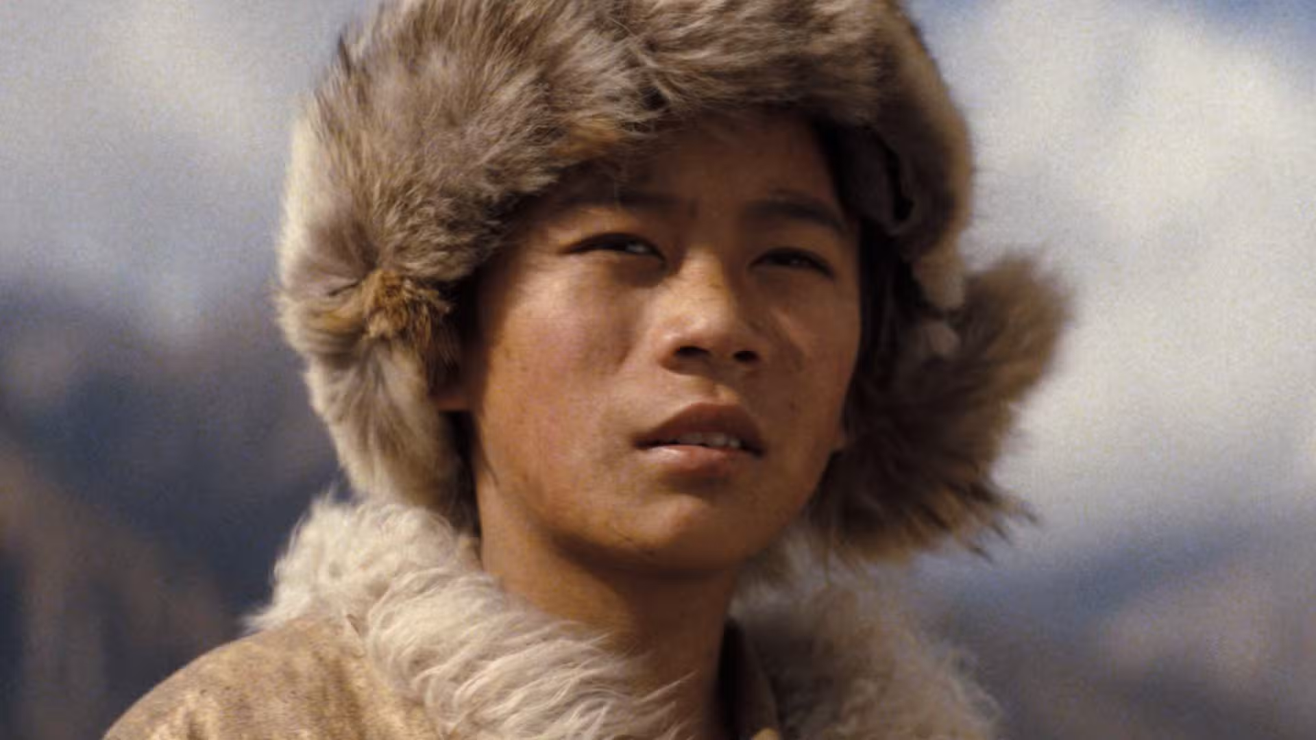 Un joven en Tenzing mirando las montañas