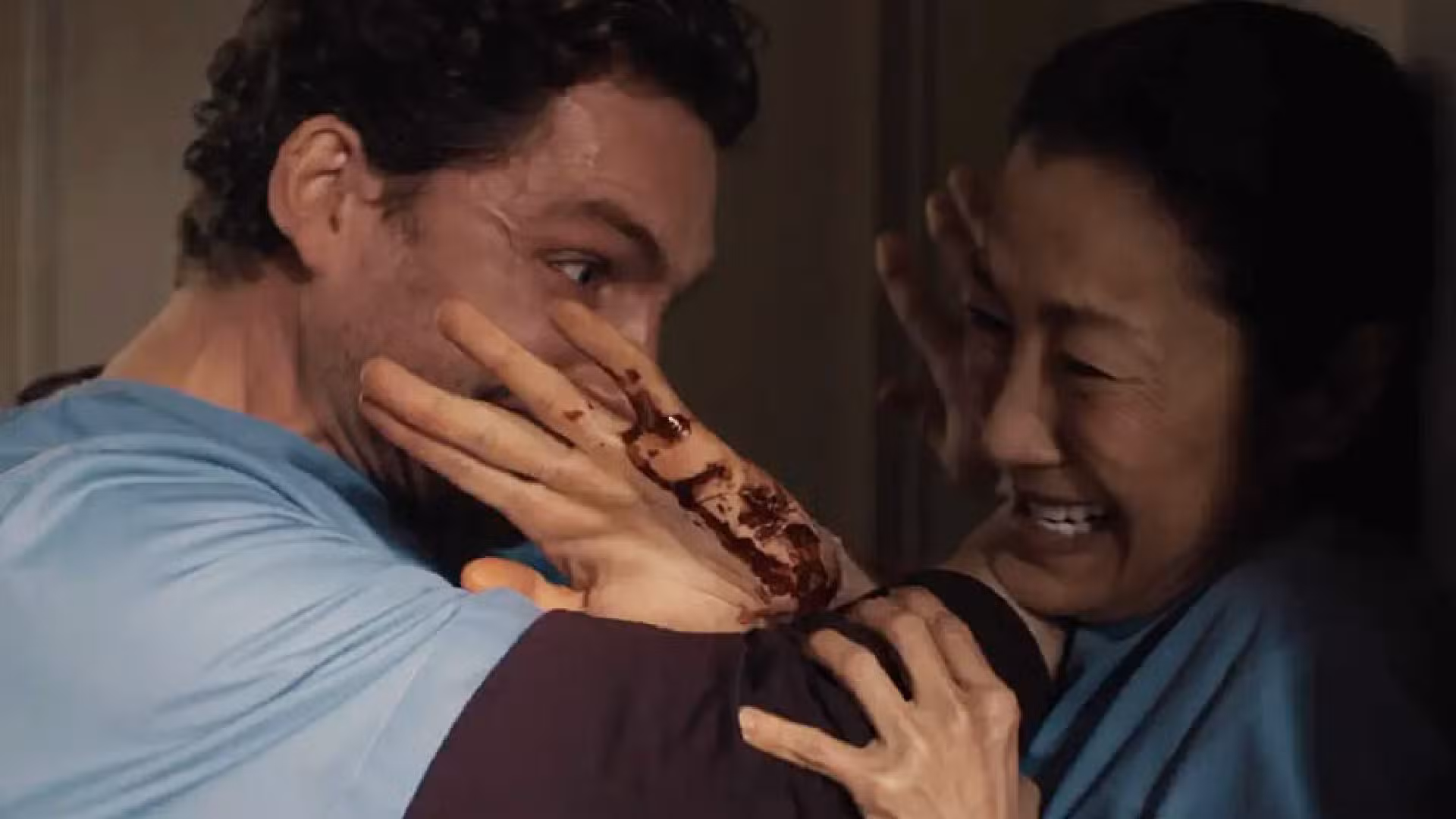 Michelle Yeoh lucha contra un atacante en The Surgeon