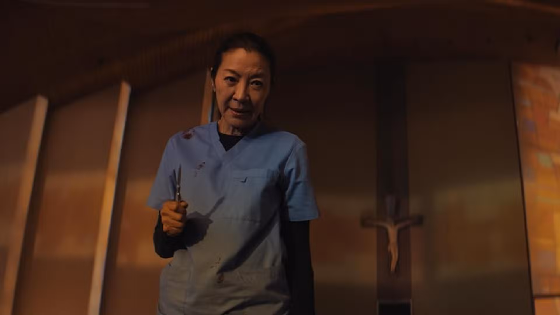 Michelle Yeoh sosteniendo un bisturí en The Surgeon