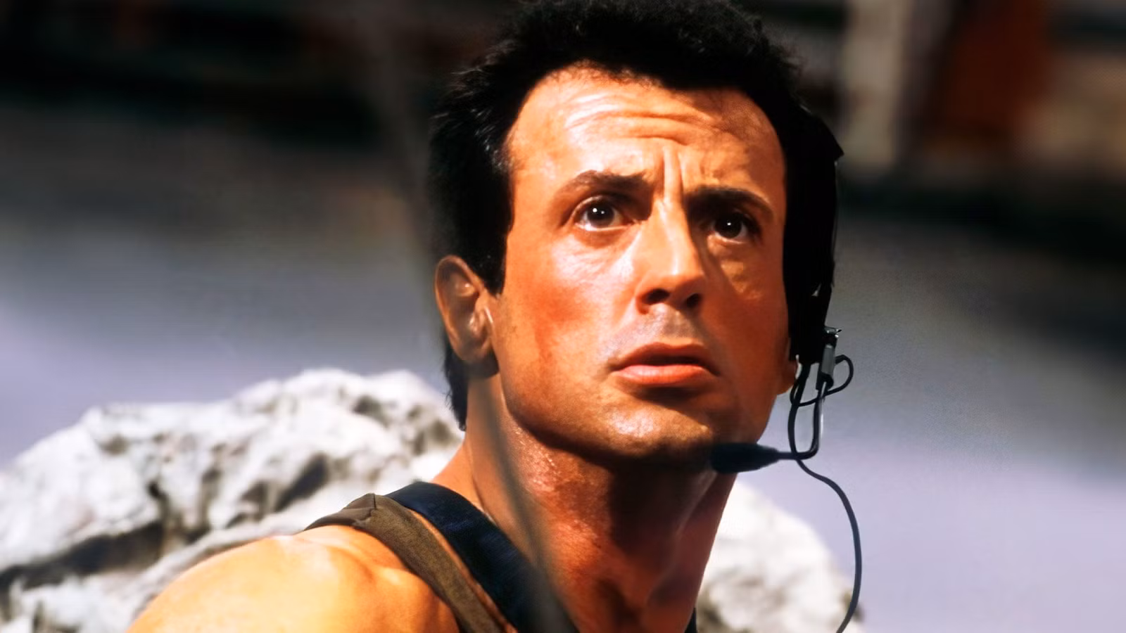 ¿Qué está pasando con la nueva versión protagonizada por Pierce Brosnan del clásico de 1993 de Sylvester Stallone?