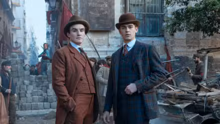 Sherlock y su amigo de pie en la temporada 1 de Young Sherlock