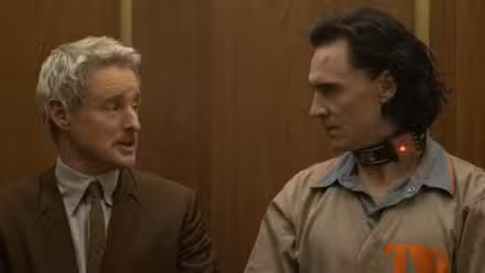 Tom Hiddleston como Loki y Owen Wilson como el agente Mobius en Loki