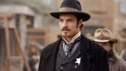 Timothy Olyphant como el sheriff Seth Bullock mirando a alguien en Deadwood