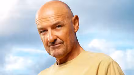 Primer plano de Terry O'Quinn como John Locke en Lost mirando directamente a la cámara