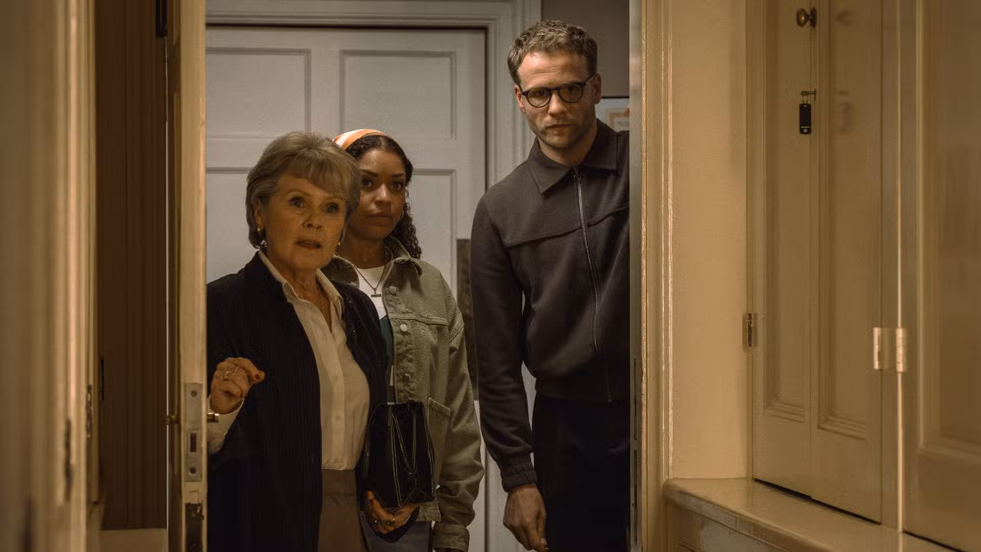 Tía Ada (Imelda Staunton), Antonia Thomas (Tuppence) y Josh Dylan (Tommy) abriendo una puerta en Tommy & Tuppence