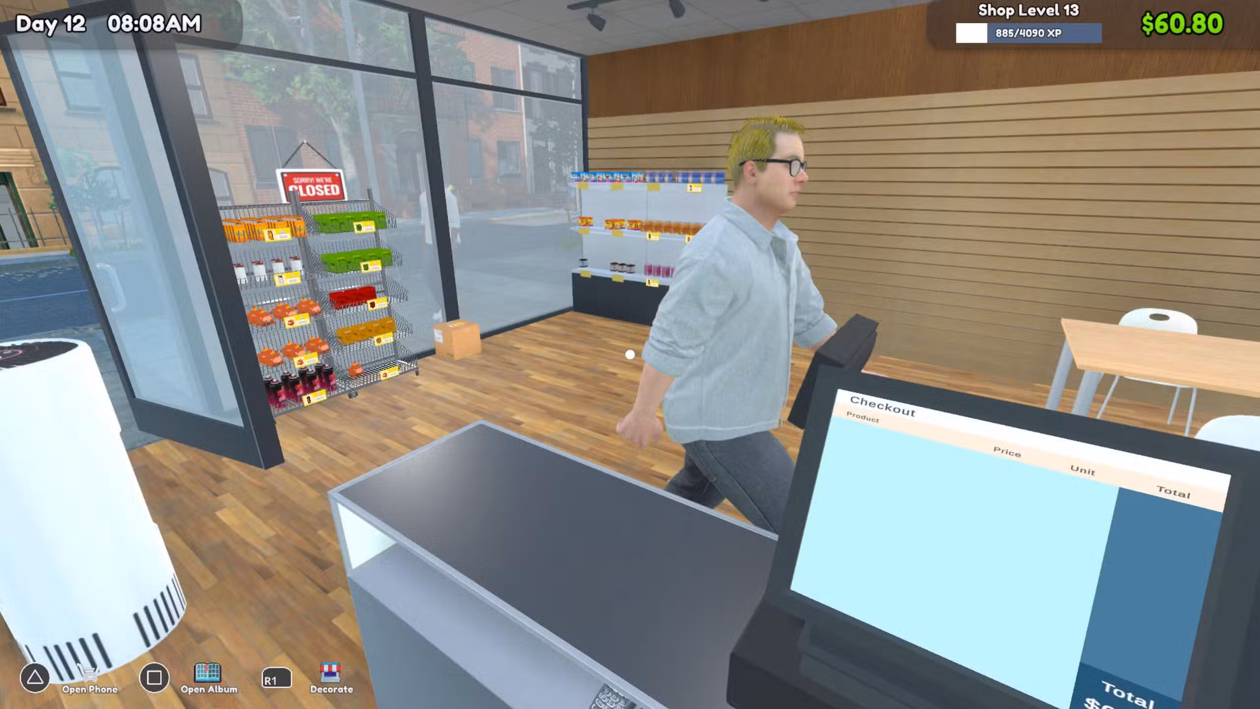 parado detrás de la caja registradora en TCG Card Shop Simulator