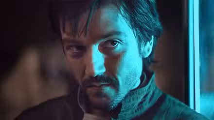 Cassian Andor luciendo enojado en Rogue One (2016)