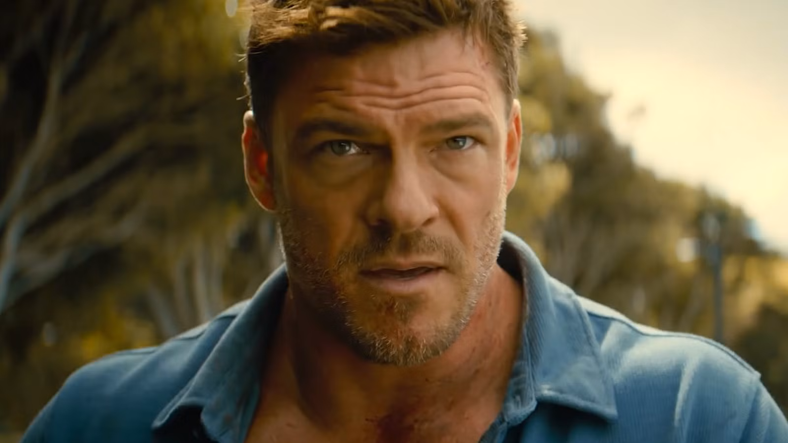 El nuevo thriller de acción de Alan Ritchson llega en mal momento por una desafortunada razón