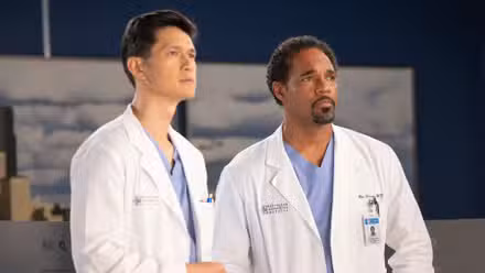 Harry Shum Jr. de Grey's Anatomy como Benson Blue Kwan y Jason George como Ben Warren