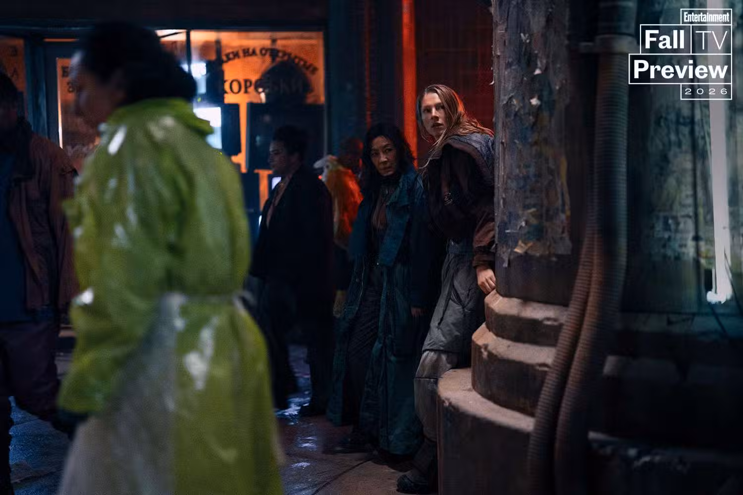 Hunter Schafer y Michelle Yeoh husmeando en Blade Runner 2099