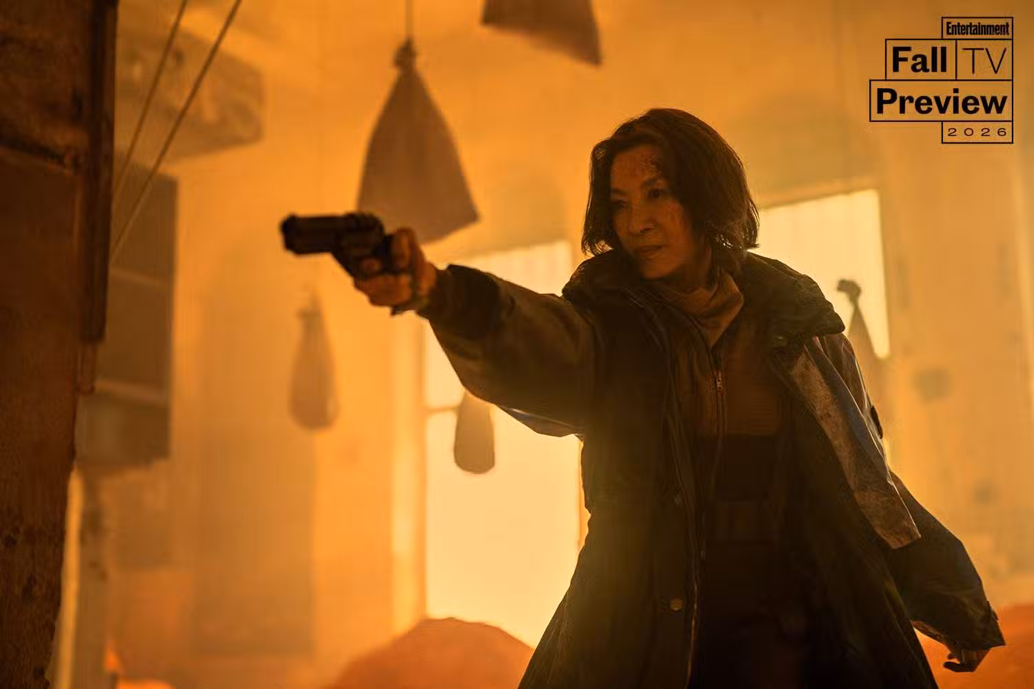 Michelle Yeoh disparando un arma en Blade Runner 2099