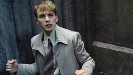 Chris Evans como Steve Rogers en Capitán América: El primer vengador