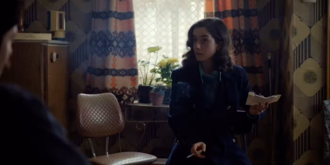 Kathleen (Emma Canning) sosteniendo un trozo de papel en No digas nada.