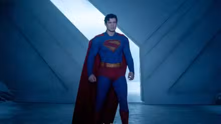 Superman se encuentra en la Fortaleza de la Soledad en la película Superman de 2025