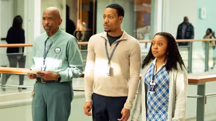 El Sr. Johnson, Gregory y Janine juntos en un episodio de Abbott Elementary