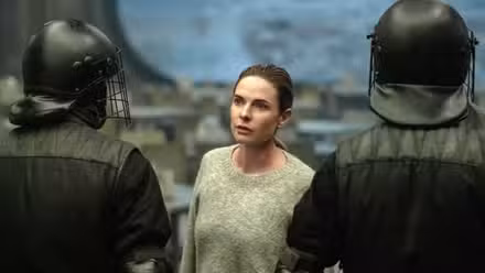 Rebecca Ferguson como Juliette Nichols parada entre dos asaltantes en Silo temporada 3, episodio 10