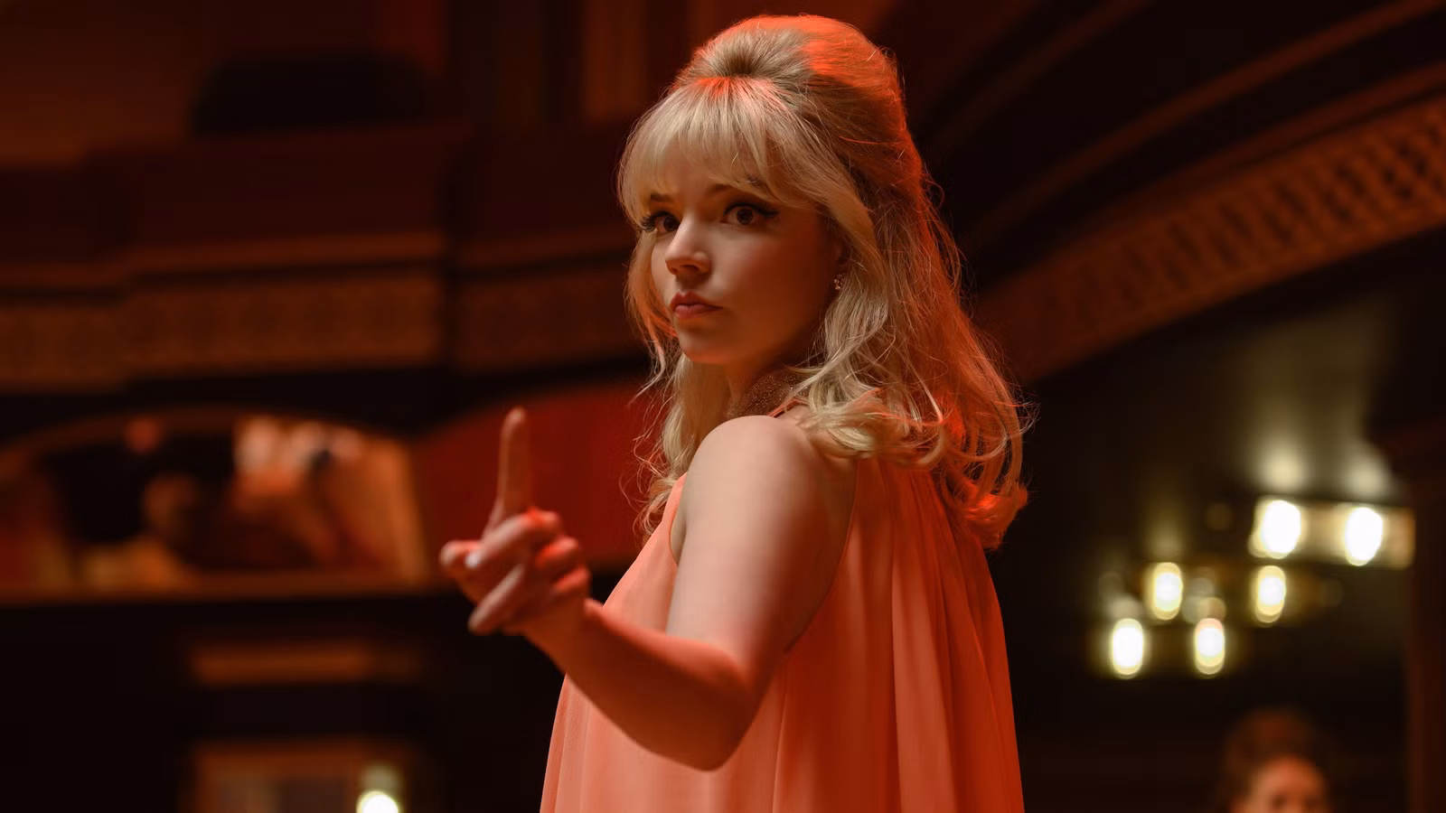 Seis años después, la obra maestra de siete partes de Anya Taylor-Joy sigue siendo la reina de la miniserie de Netflix