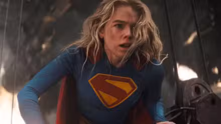 Milly Alcock como Kara Zor-El en mitad de la pelea en la película Supergirl de DCU