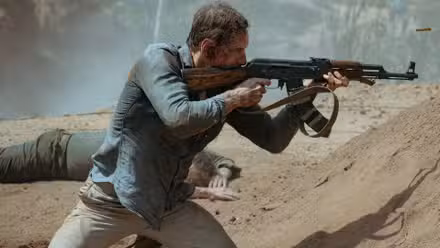 Michael Fassbender disparando un arma en la temporada 2 de The Agency