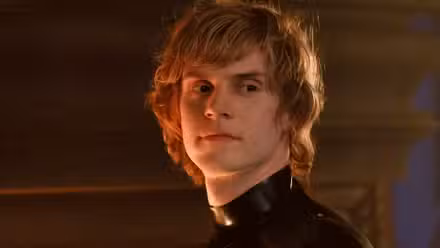 Evan Peters como Tate en la temporada 13 de American Horror Story