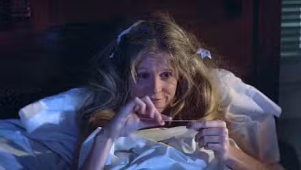 PJ Soles se acuesta en la cama en Halloween de 1978