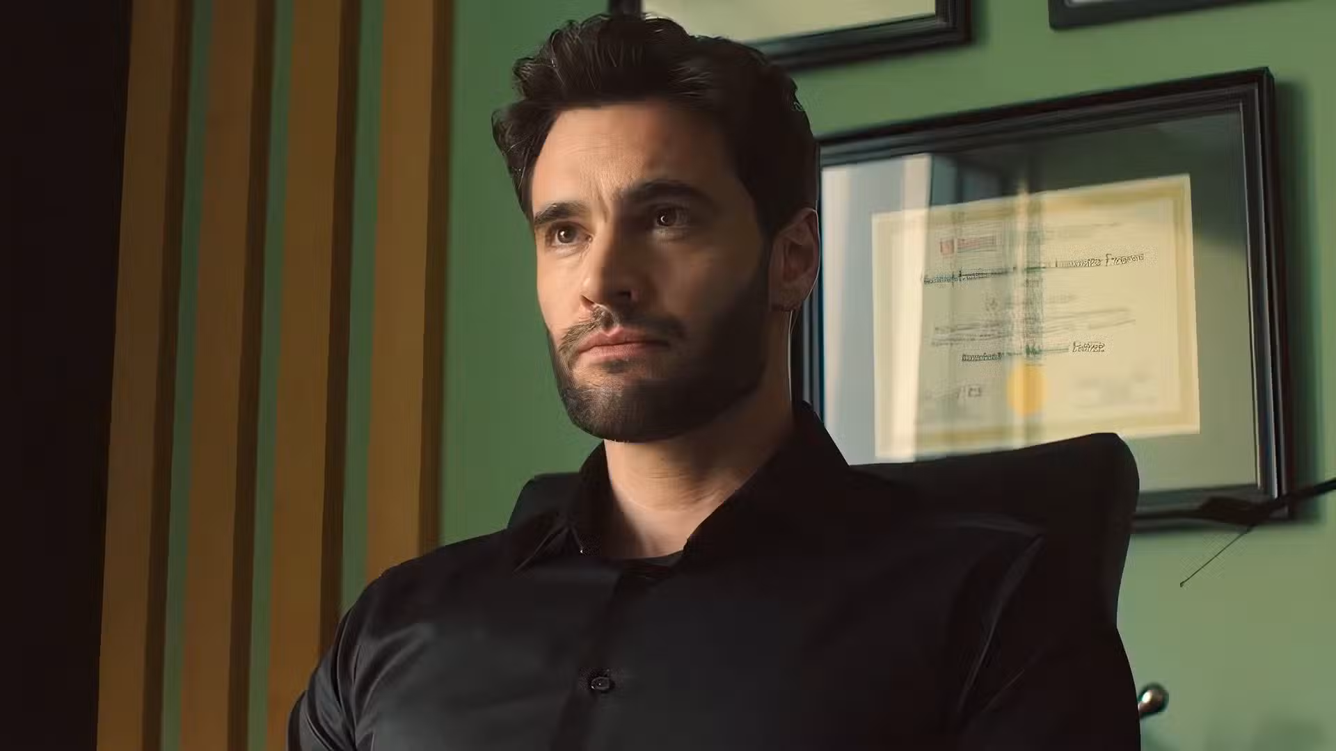 Tom Bateman mirando de forma extraña a Lili Reinhart en The Love Hypothesis