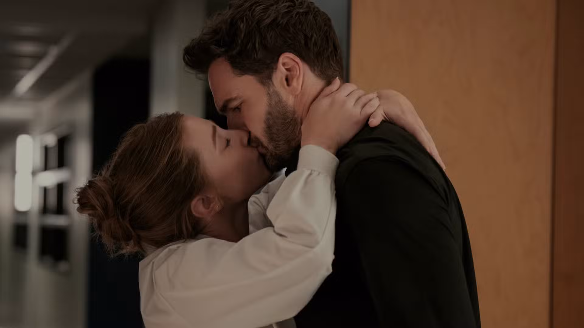Lili Reinhart de The Love Hypothesis como Olive Smith y Tom Bateman como el Dr. Adam Carlsen