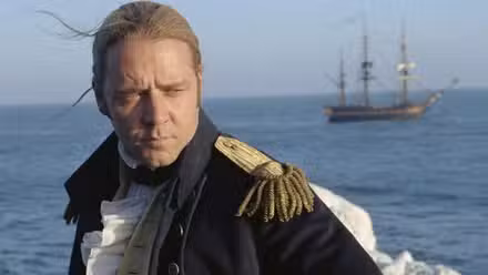 Capitán Jack Aubrey en el mar en Master and Commander: The Far Side of the World.