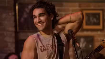 Josh Heuston como Justin Kohl en la temporada 1 de Off Campus