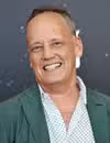 Foto en la cabeza de Dee Bradley Baker en The Stars camina por la alfombra roja