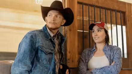 Fotograma de Eden Brolin como Mia y Jefferson White como Jimmy Hurdstrom en la temporada 3 de Yellowstone.