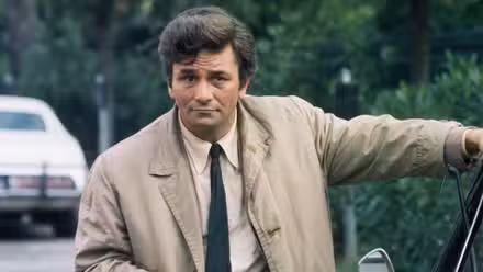 Peter Falk como el teniente Columbo en el episodio 3 de la temporada 4 de Columbo.