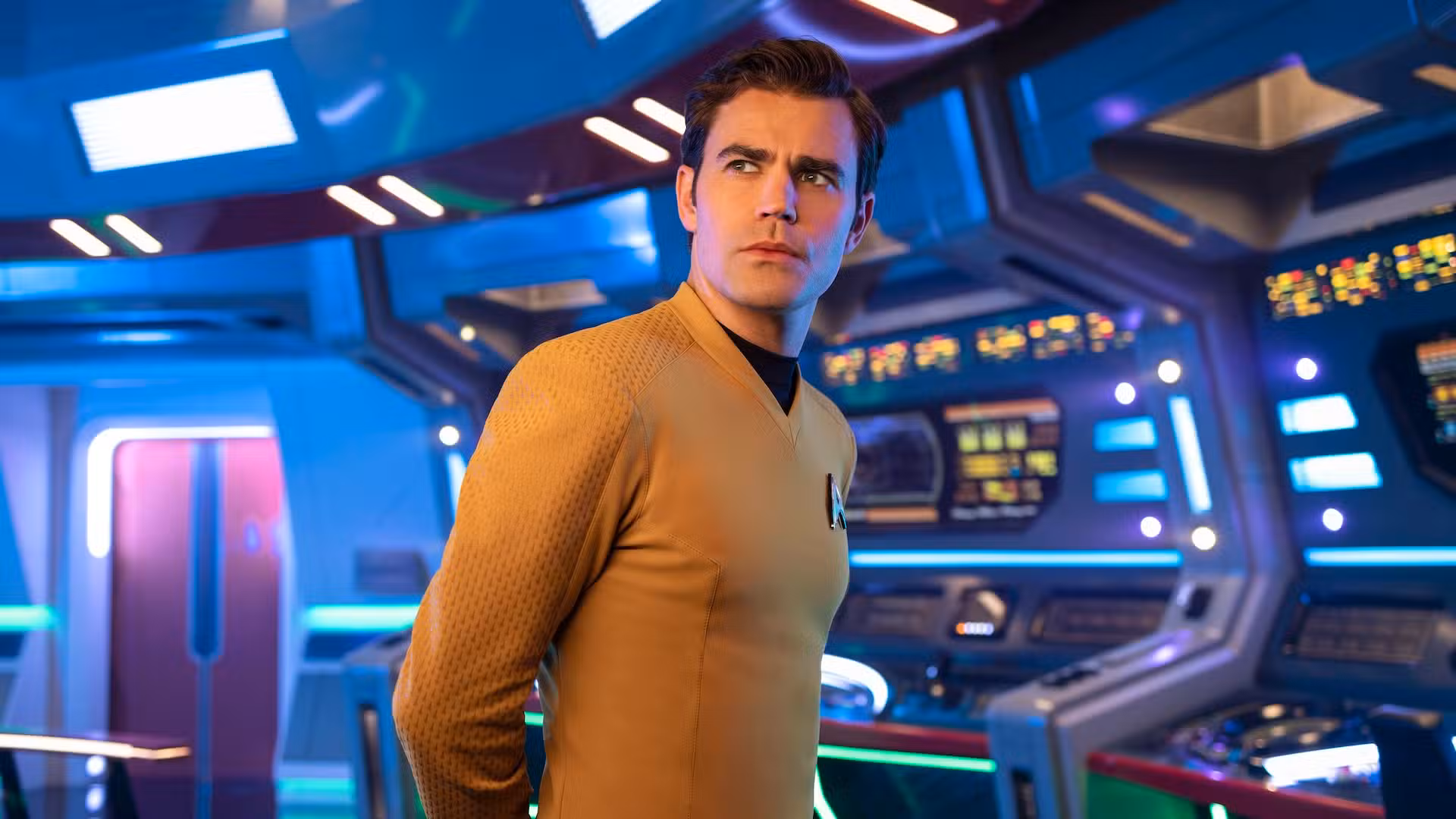 Kirk de Paul Wesley de pie en el puente del Enterprise