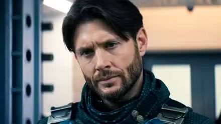 Soldier Boy mirando a Edgar en The Boys temporada 5, episodio 5, con la cabeza inclinada