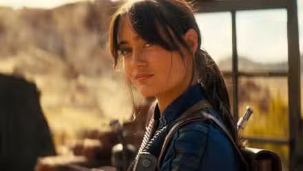 Fallout todavía presenta a Ella Purnell mirando hacia atrás por encima del hombro.