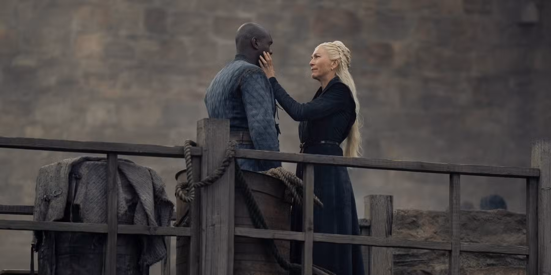 Rhaenys Targaryen tocando la cara de Alyn de Hull en House of the Dragon