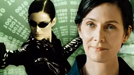 Dos imágenes de Trinity, interpretada por Carrie-Anne Moss, de perfil con gafas y empuñando una pistola, y un primer plano de su rostro.