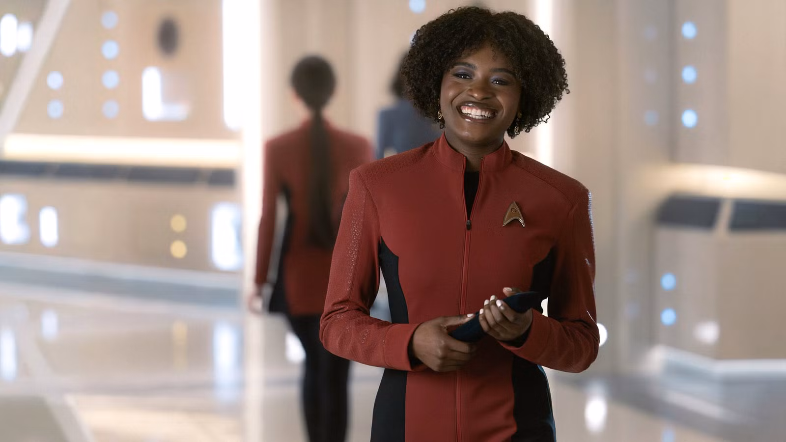 Celia Rose Gooding explica cómo "Uhura contiene multitudes" en el final de la cuarta temporada de Star Trek: Strange New Worlds
