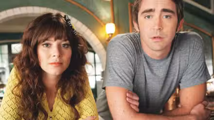 Anna Friel como Chuck y Lee Pace como Ned apoyado contra un mostrador en Pushing Daisies