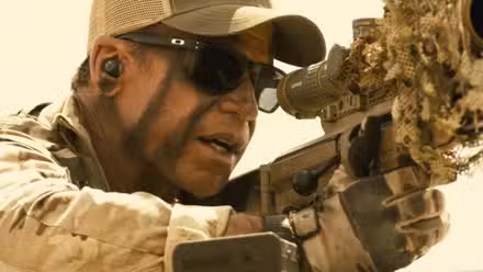 Taylor Sheridan como Cody, detrás de un francotirador, en la temporada 2 de Lioness, episodio 8