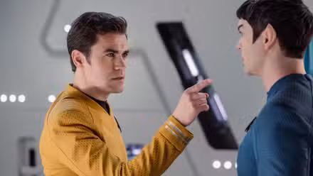 Kirk señala a Spock