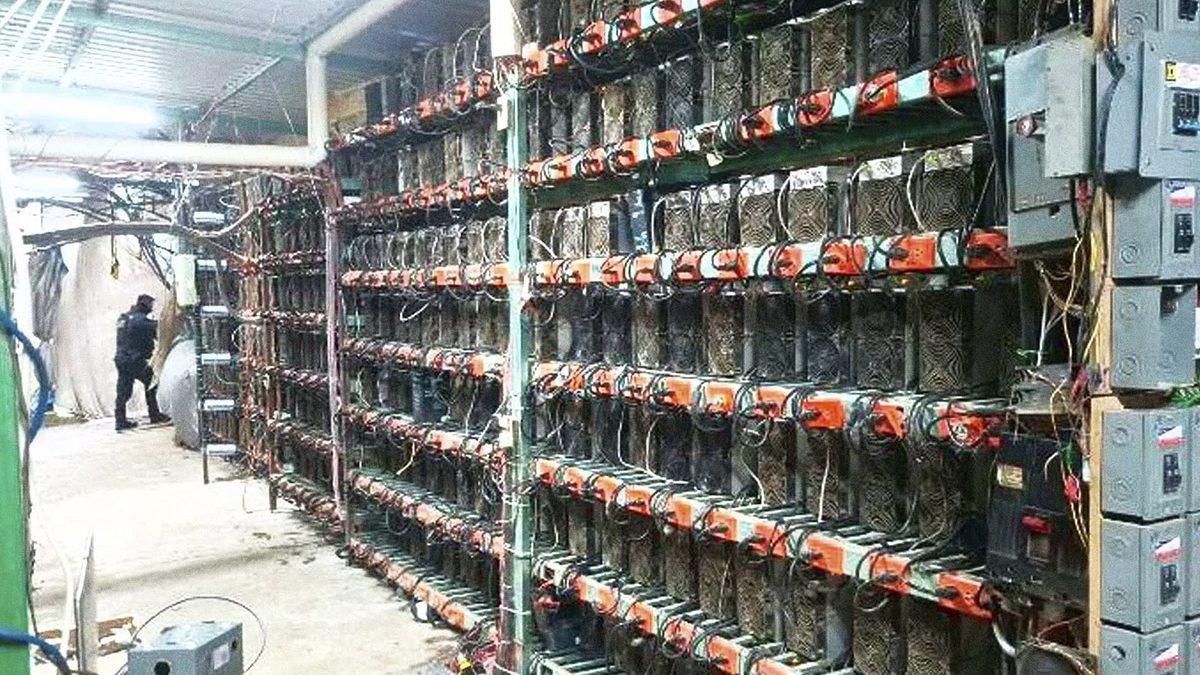 Aseguran en Puebla inmueble con unos 300 equipos para minería de criptomonedas