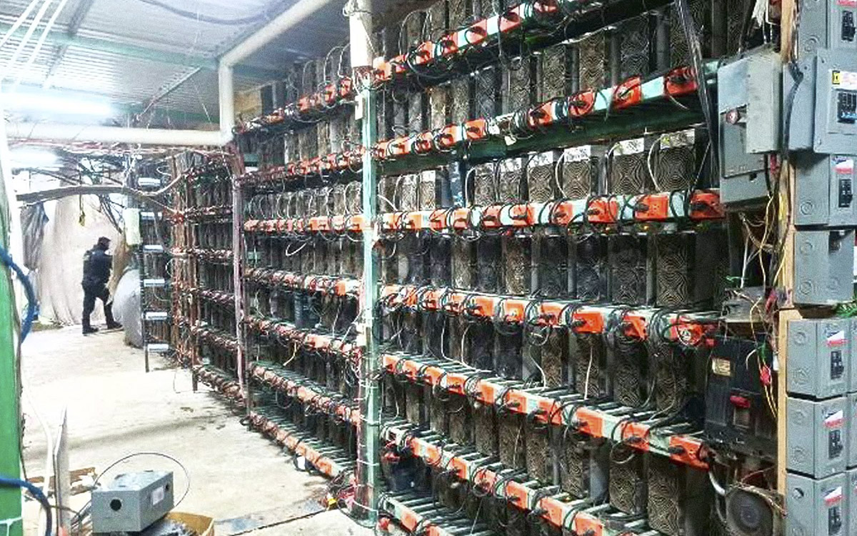 Aseguran en Puebla inmueble con unos 300 equipos para minería de criptomonedas
